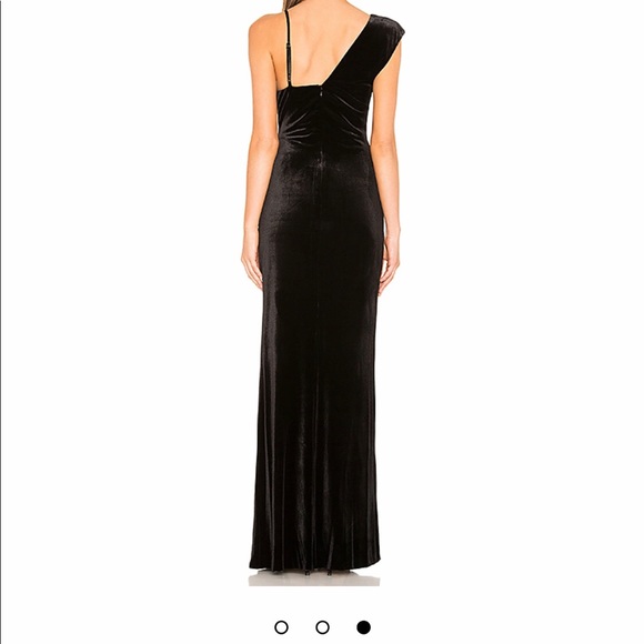 Asymmetric Lace Gown in Black
BCBGMAXAZRIA - Picture 3 of 3